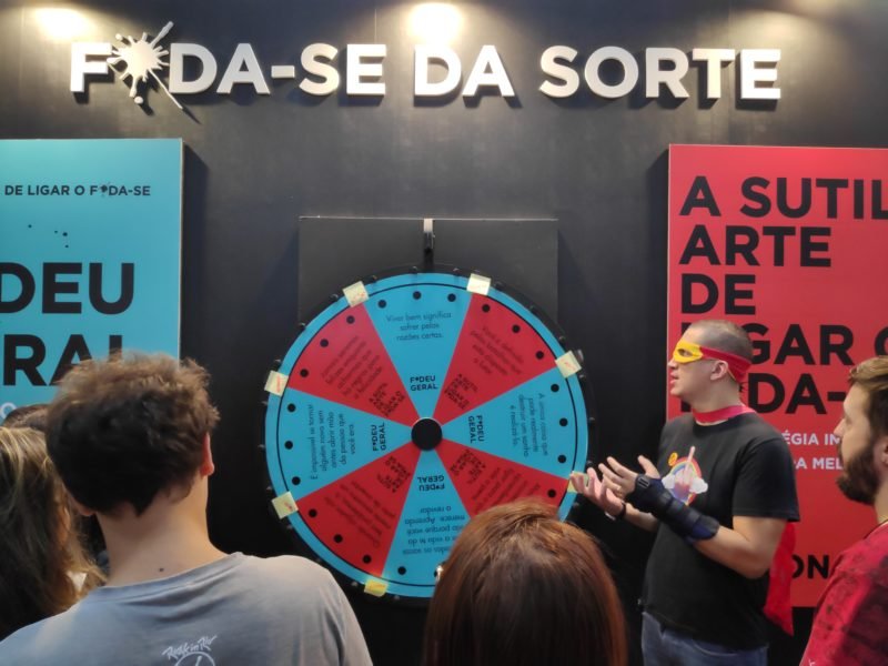 Anderson Gaveta e Gabs Taranto participaram de ações no stand da editora Intrínseca durante a Bienal do Livro do Rio de Janeiro.